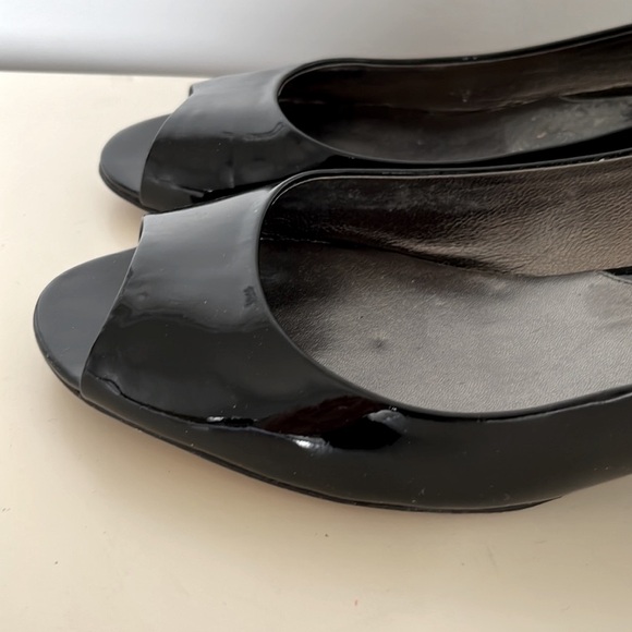 Cole Haan Black Patent Low Heeled Open Toe Wedges, US 8.5 - Picture 3 of 8